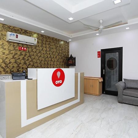 Oyo 12673 The Diplomat Inn Делхи Екстериор снимка