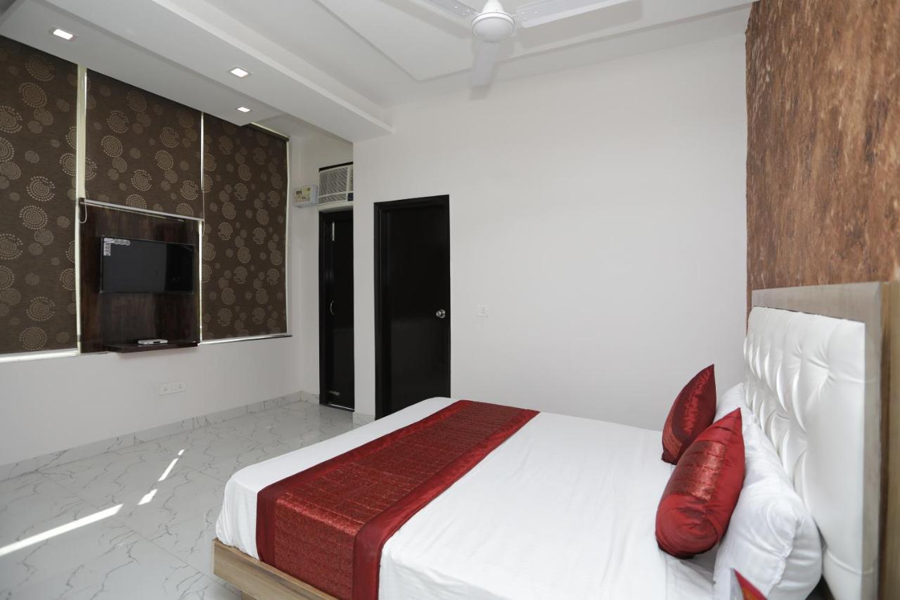Oyo 12673 The Diplomat Inn Делхи Екстериор снимка
