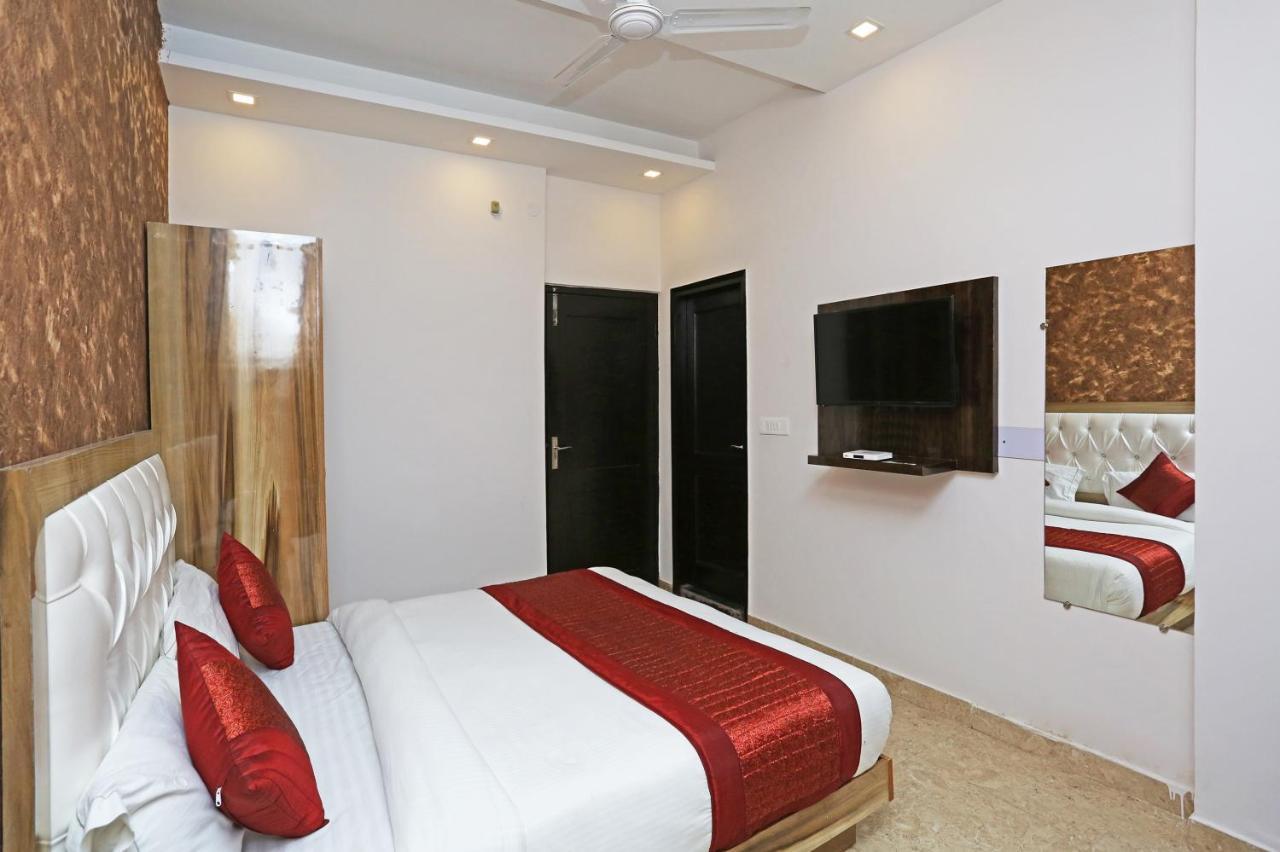 Oyo 12673 The Diplomat Inn Делхи Екстериор снимка