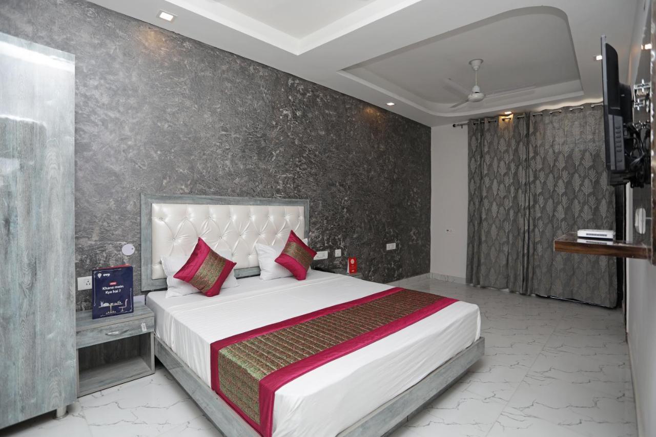 Oyo 12673 The Diplomat Inn Делхи Екстериор снимка