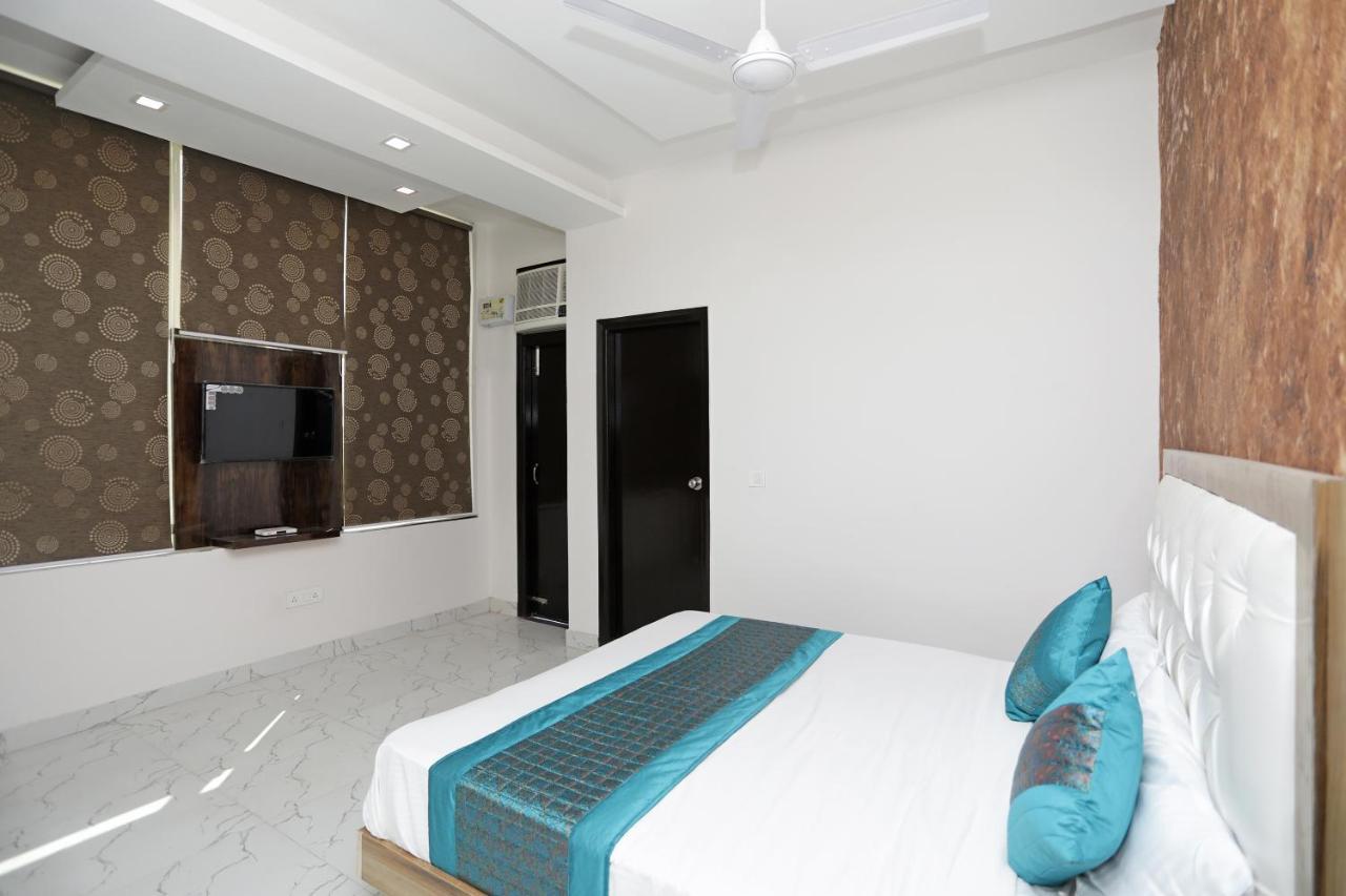 Oyo 12673 The Diplomat Inn Делхи Екстериор снимка