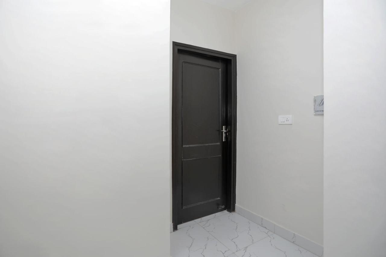 Oyo 12673 The Diplomat Inn Делхи Екстериор снимка