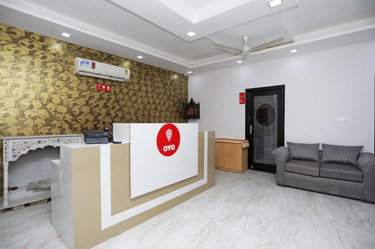 Oyo 12673 The Diplomat Inn Делхи Екстериор снимка