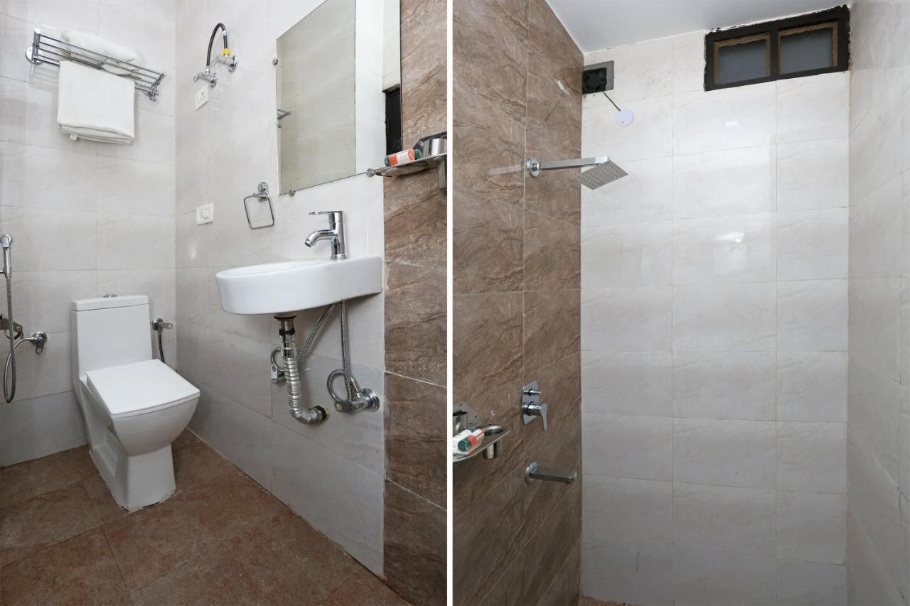 Oyo 12673 The Diplomat Inn Делхи Екстериор снимка