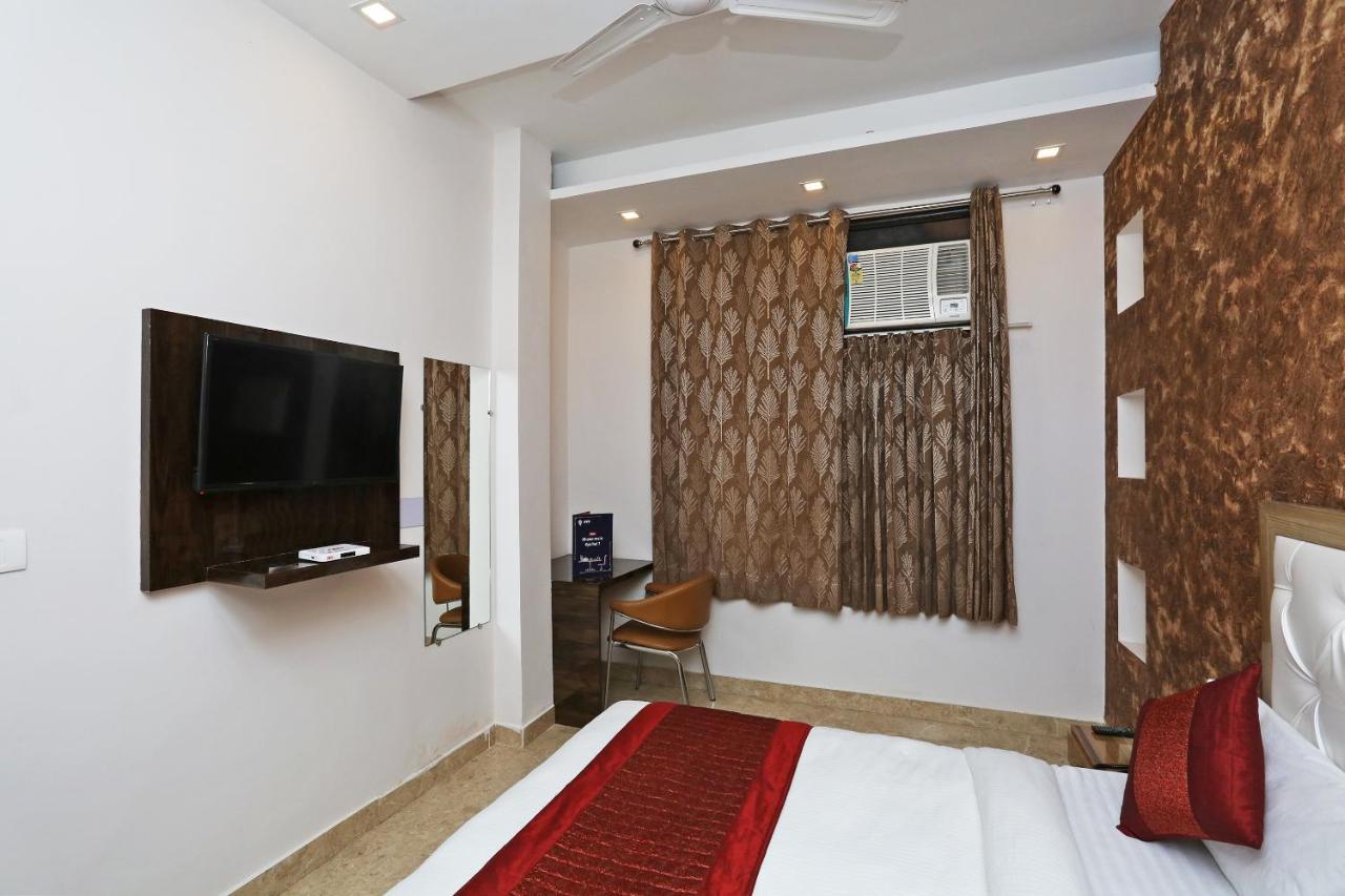 Oyo 12673 The Diplomat Inn Делхи Екстериор снимка
