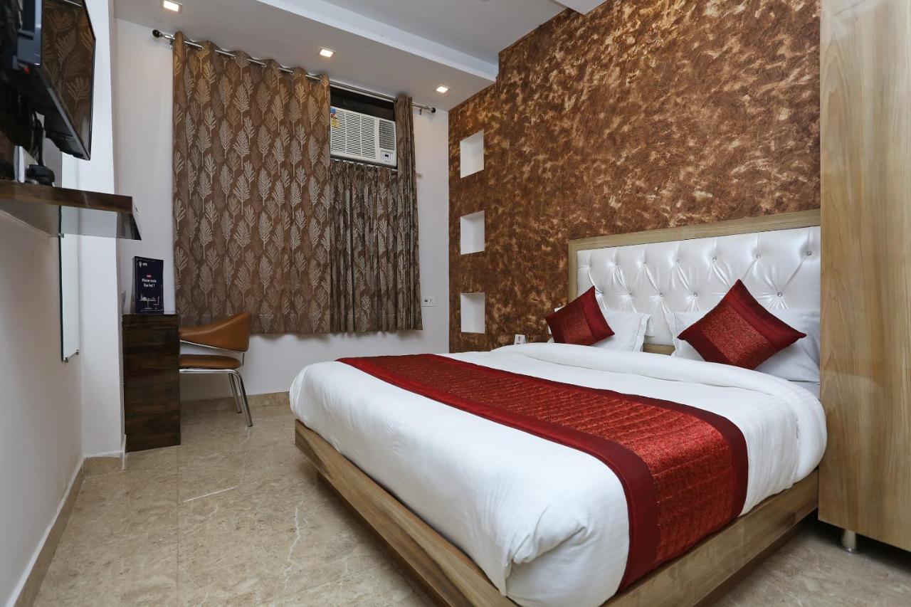 Oyo 12673 The Diplomat Inn Делхи Екстериор снимка
