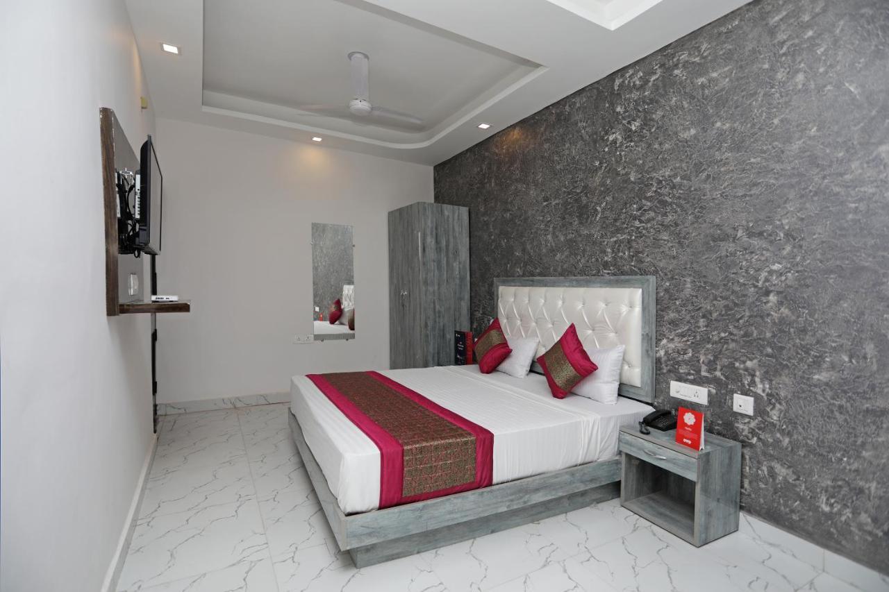 Oyo 12673 The Diplomat Inn Делхи Екстериор снимка