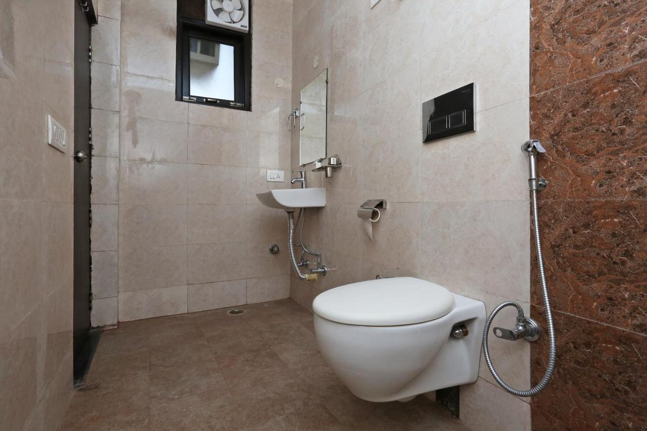 Oyo 12673 The Diplomat Inn Делхи Екстериор снимка