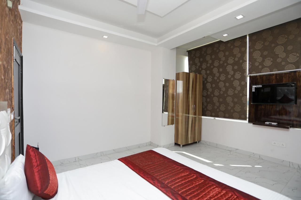 Oyo 12673 The Diplomat Inn Делхи Екстериор снимка