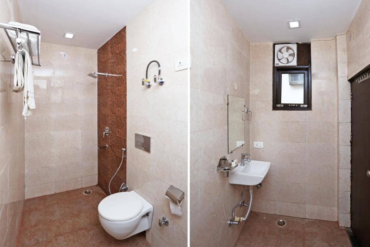 Oyo 12673 The Diplomat Inn Делхи Екстериор снимка