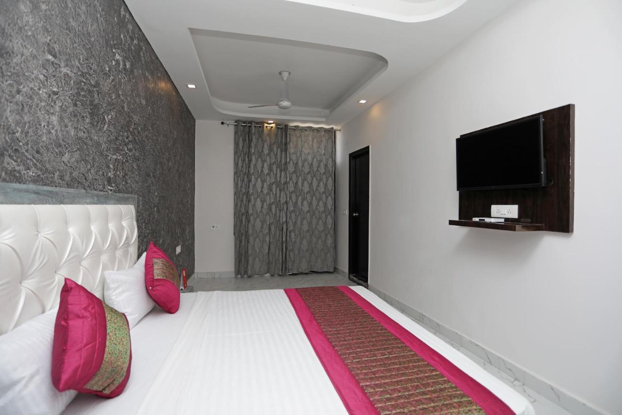 Oyo 12673 The Diplomat Inn Делхи Екстериор снимка
